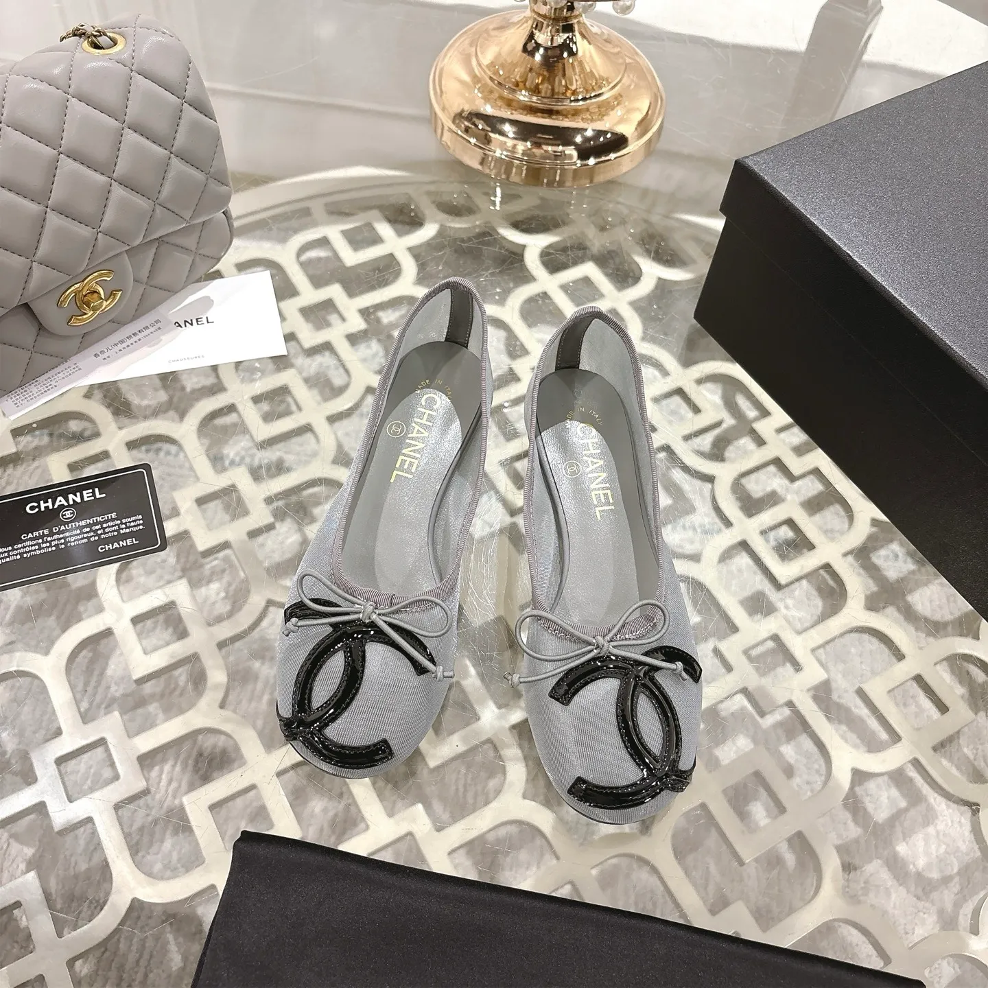 👟👟Ex-factory price 520👟👟 Mesh [purchase-level quality] CHANEL Xiaoxiang 25/A new summer bow-tie shoes 💃 This pair of "dancing shoes" is really breathtakingly beautiful! Made of cowhide fabric + exquisite electric embroidery, every detail exudes a sense of high-end ~ classic bow design, Italian genuine leather sole, comfortable and elegant on the feet, a perfect must-have for fairies!  🌟 All counters are from the same source! All materials are customized according to the original 1:1, and are developed and patterned from genuine products. The quality is absolutely assured ~ a classic that must be bought every year, a versatile artifact that looks great whether paired with skirts or jeans!  💖 The perfect finishing touch for summer outfits, sisters, just do it! 👉 Fabric: Imported sheepskin Lining: Imported sheepskin Outsole: Private molded outsole Size: 35-40